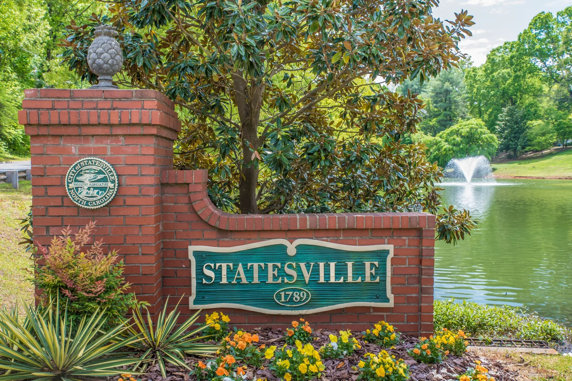 Statesville city welcome sign established 1789